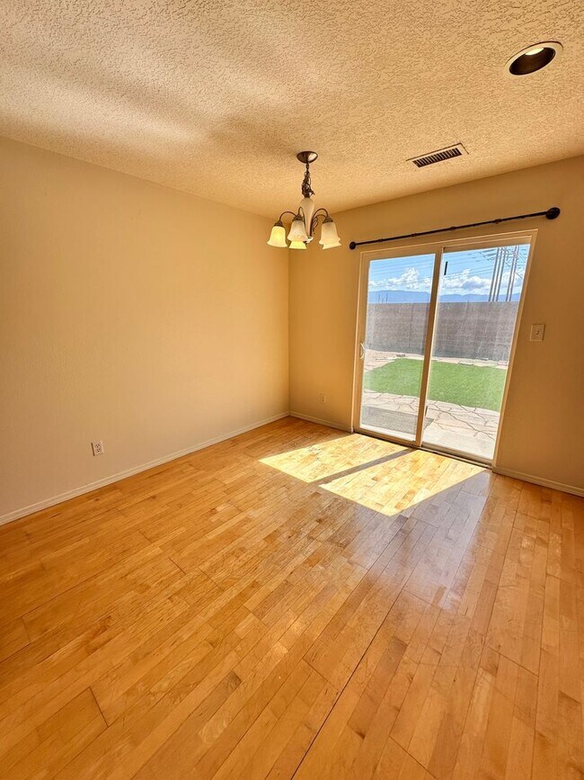 Building Photo - 3 bedroom 2 Bathroom w/ 1 Car Garage