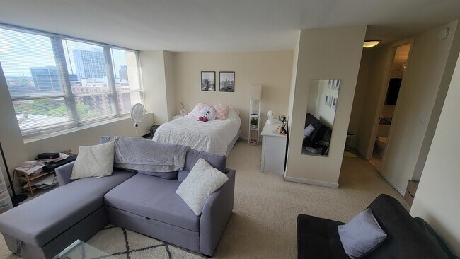 Foto del edificio - 655 W Irving Park Rd