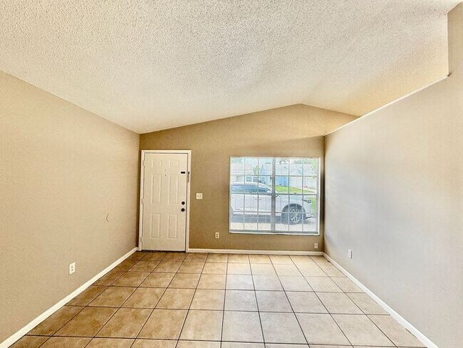 Foto del edificio - CUTE AFFORDABLE 2/2 DUPLEX off Michigan!
