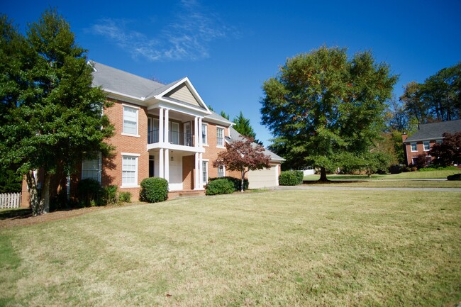 Foto del edificio - Dunwoody Living at Its Best – Spacious 4BR...