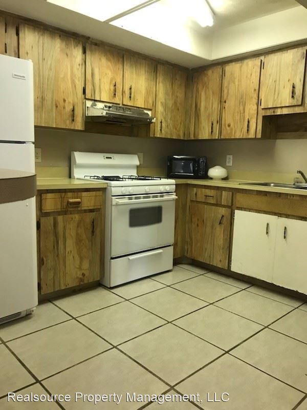 Building Photo - 3008 Saint Paul Dr