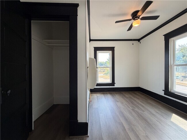 Foto del edificio - 401 E Twin Springs St