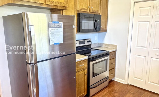 Foto del edificio - 619 St Clair Ln