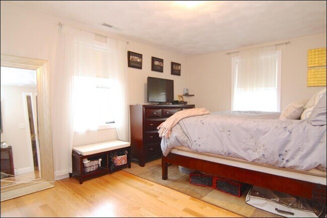 Building Photo - 3 Hill Ct