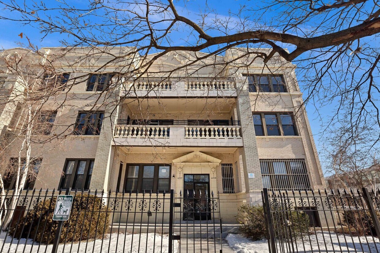 Foto principal - 4359 S King Dr