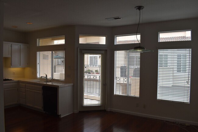 Foto del edificio - 2 Bed/ 2.5 Bath- Dual Master Townhome in U...