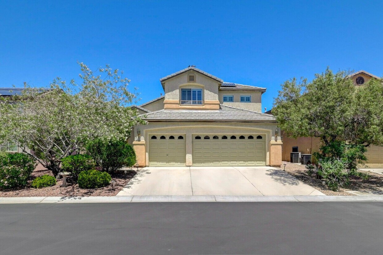 Foto principal - STUNNING 4 Bedroom, 2 Story Home featuring...