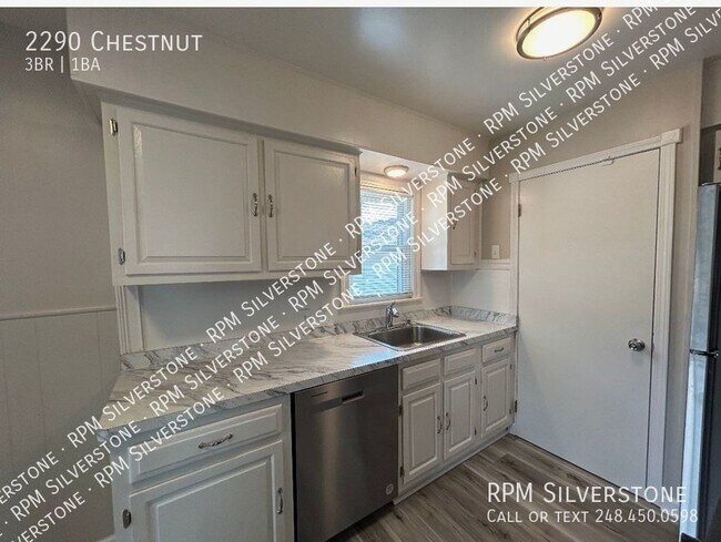 Building Photo - Spacious 3-bedroom