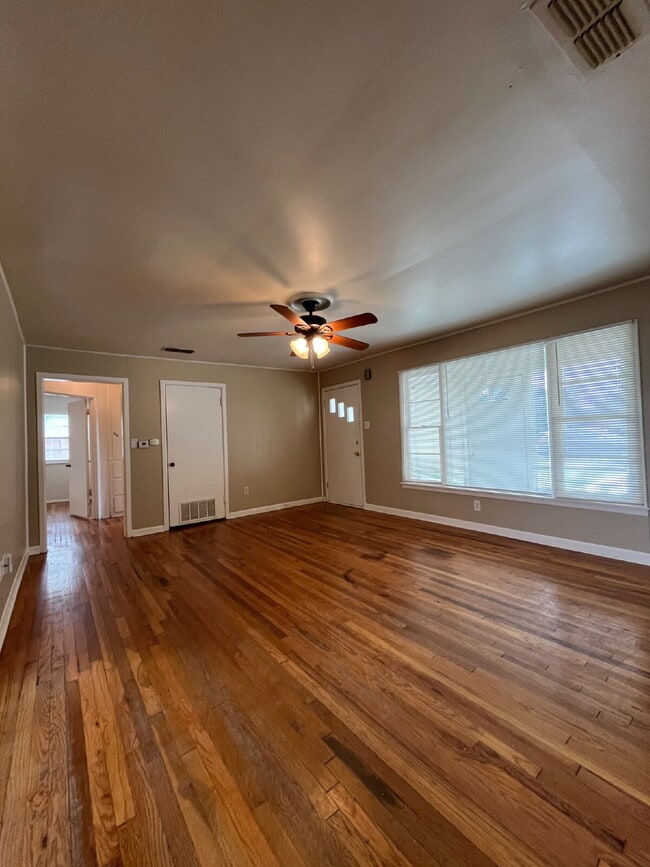 Building Photo - Cute 3 bedroom home with large backyard