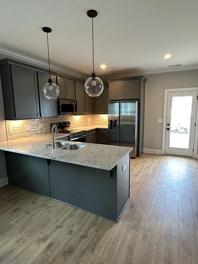 Foto del edificio - BRAND NEW end-unit townhome in the heart o...