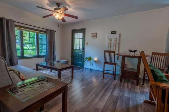 Building Photo - 202 Chinaberry Dr