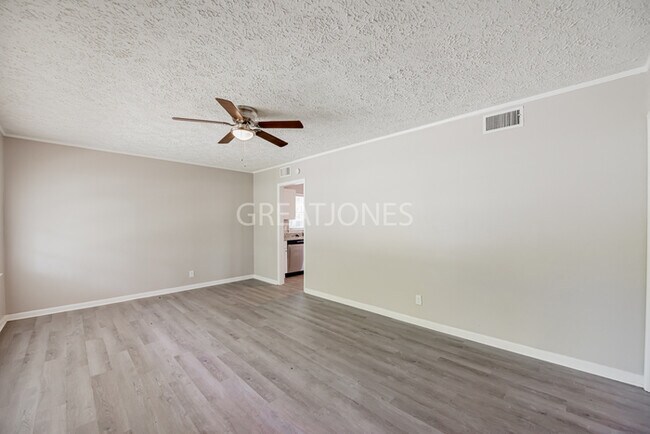 Building Photo - $200 OFF THE FIRST FULL MONTH