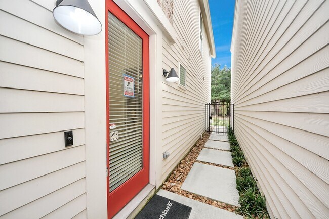 Foto del edificio - 6018 Knox St