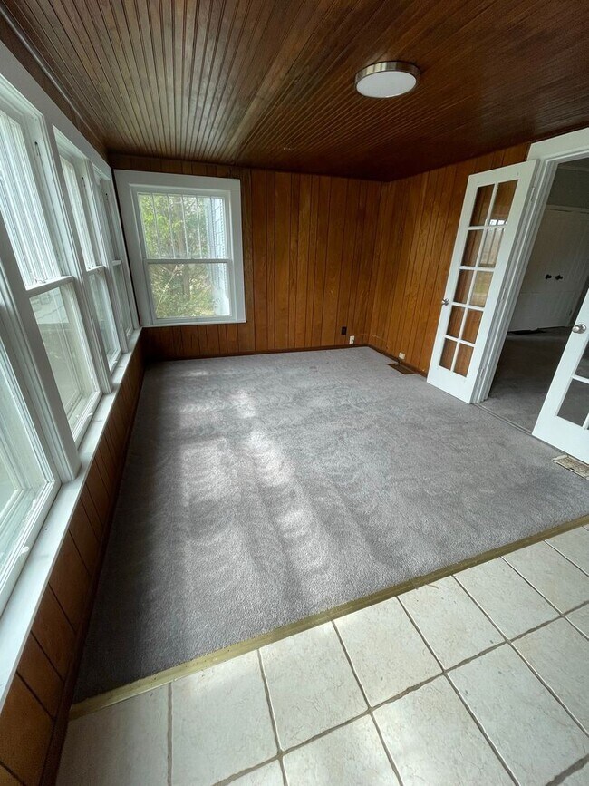 Building Photo - 4 br, 2 bath House - 700 Townhall Rd W