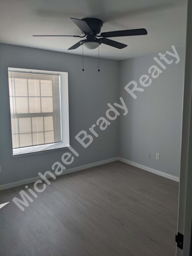 Foto del edificio - 3924 Scruggs Dr