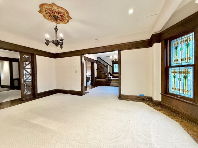 Foto del edificio - 2723-25-25A N Downer