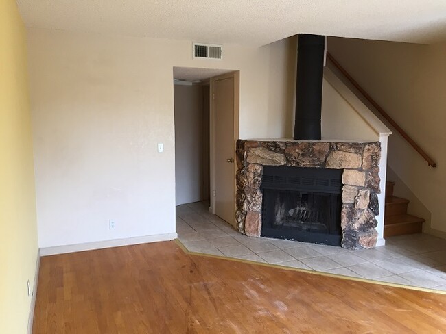 Building Photo - Move in ready 2 bedroom. 1.5 bath townhous...