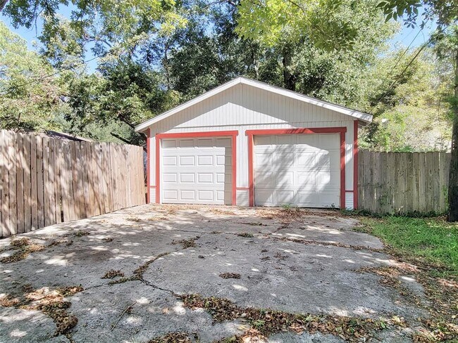 Building Photo - 2419 Oaklawn Dr