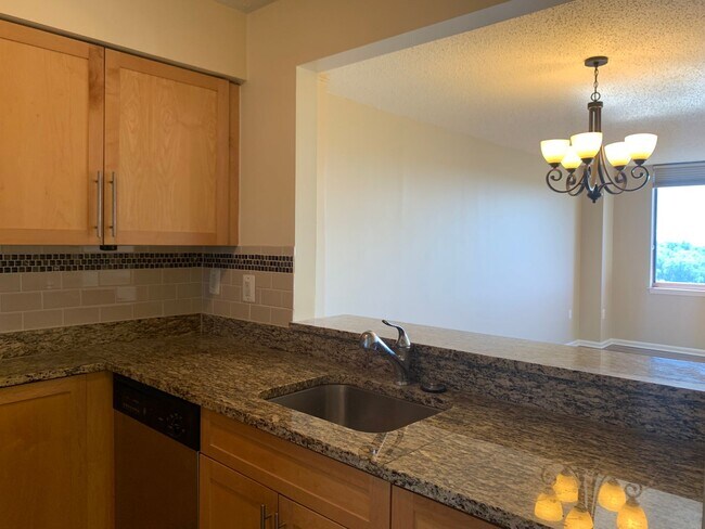Foto del edificio - Rarely Available Penthouse 1BD/1BA in Gros...