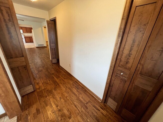 Foto del edificio - 409 S Broadway Ave