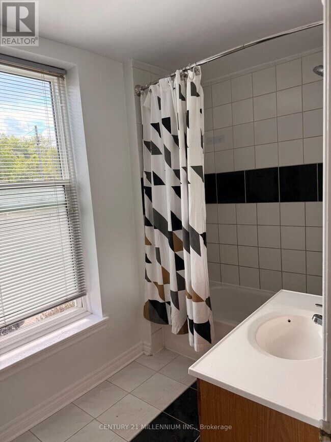 Photo du bâtiment - 1529 Queen St E