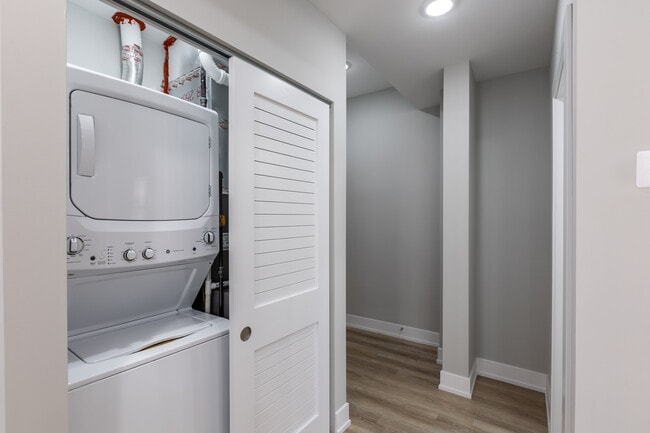 Building Photo - 437 W Belden Ave