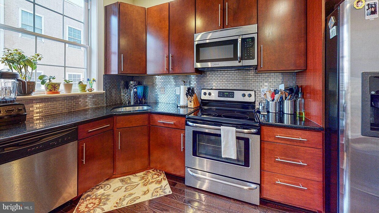 Primary Photo - 2621 Christian St