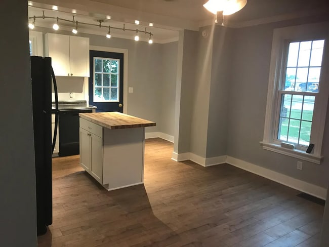 Building Photo - 28 McCosh St