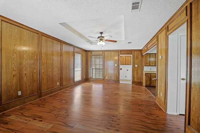 Building Photo - 215 E Pritchard Ln