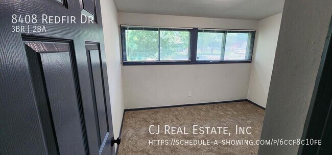 Foto del edificio - 8408 Redfir Dr