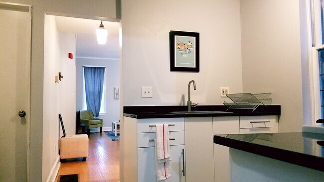 Cocina completa con vistas al salón - 522 N 15th St