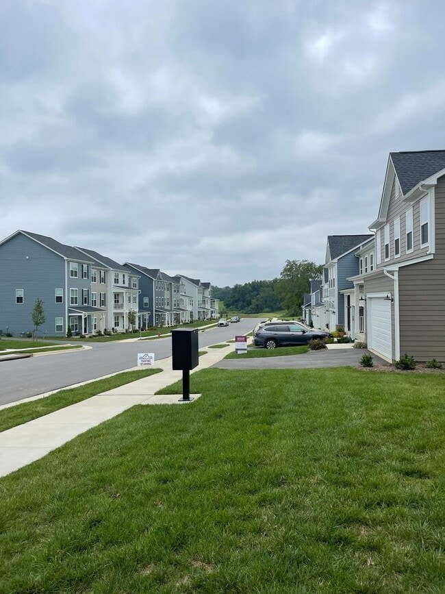 Building Photo - Spacious Home in Westhill Community