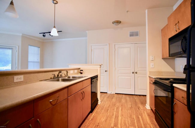 Building Photo - Gardens of Bridgehampton - 1 bed - 1 bath ...
