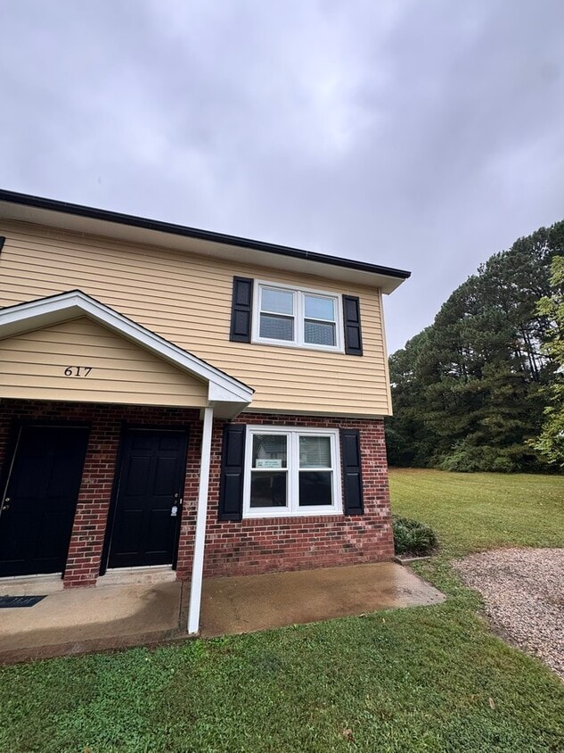 Primary Photo - Adorable 2 bed 1 bath townhome! Short Dist...