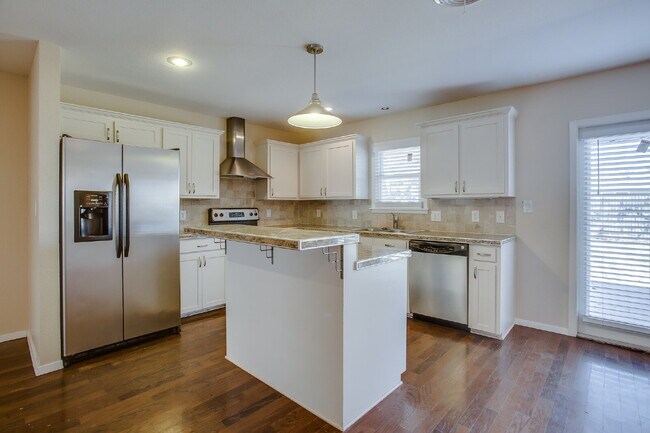 Building Photo - Beautiful, Spacious 4 Bedroom Close to Tex...