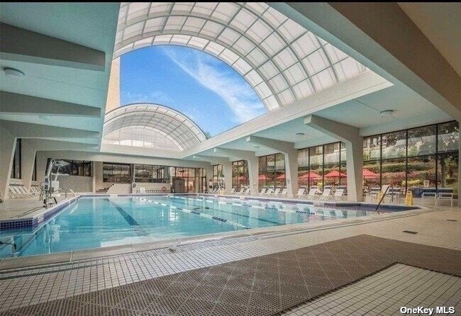 Building Photo - 2 Bay Club Dr