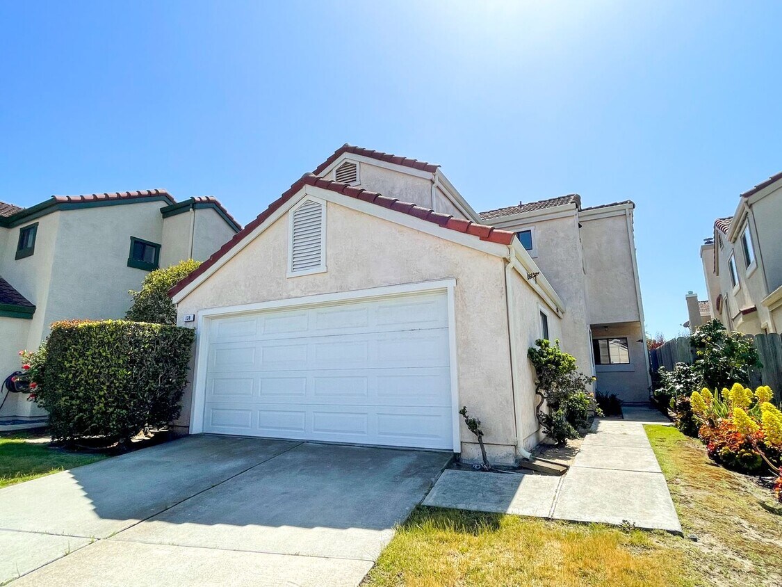 Primary Photo - Beautiful 3 Bedroom 3 Bath Home in Marina
