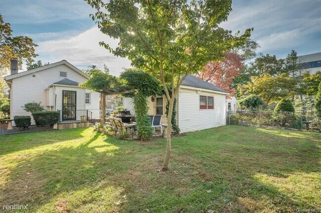 Foto del edificio - 1 br, 1 bath House - 818 Lester Ave