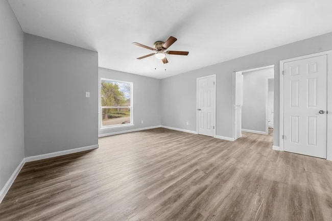 Living room - 124 Wind Ridge Dr