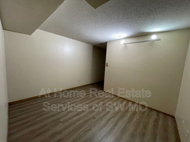 Building Photo - 2850 S Rogers Ave