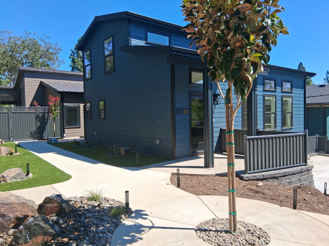 Foto principal - Newly Built Modern Home in the Heart of As...