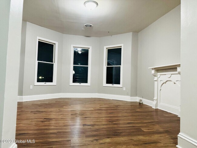 Building Photo - 1592 Foster Ave