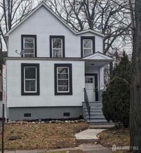 Building Photo - 21 Oak St