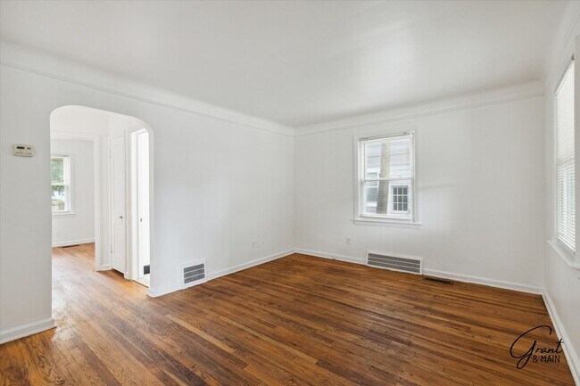 Building Photo - $1,000/month - 2 Bed 1 Bath in Harper Woods