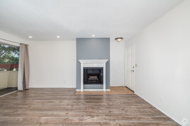 1 habitación, 1 baño - 700 pies cuadrados - Sala de estar - 14950 Burbank Blvd