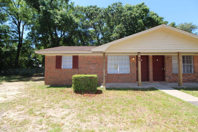 Building Photo - Affordable 2BR Duplex Near UWF — All Tile,...