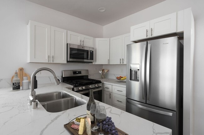 Building Photo - 5290 Manhasset Dr