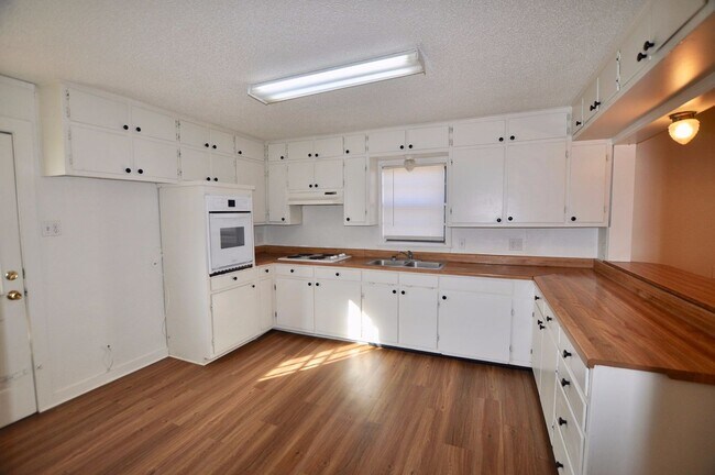 Foto del edificio - FOR LEASE! 1 BR - 1 BA Frame Home in Weatherford with Large Fenced Backyard