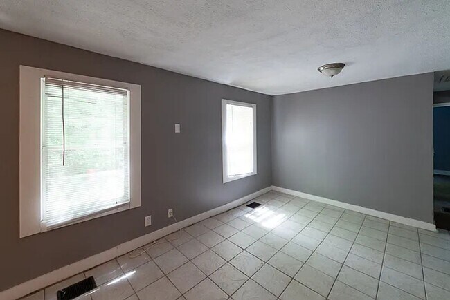 Foto del edificio - 572 Alfred Rd NW