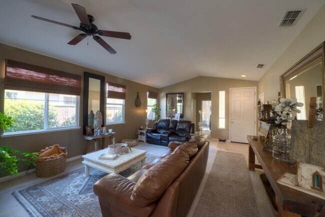 Foto del edificio - Amazing Large 3 Bedroom 2 Bathroom Home for Lease in Patterson